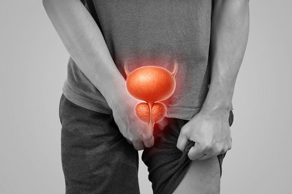 Férfi fájdalmában az ágyékát és a nadrágját szorítja, felette prosztata ikon