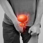 Férfi fájdalmában az ágyékát és a nadrágját szorítja, felette prosztata ikon