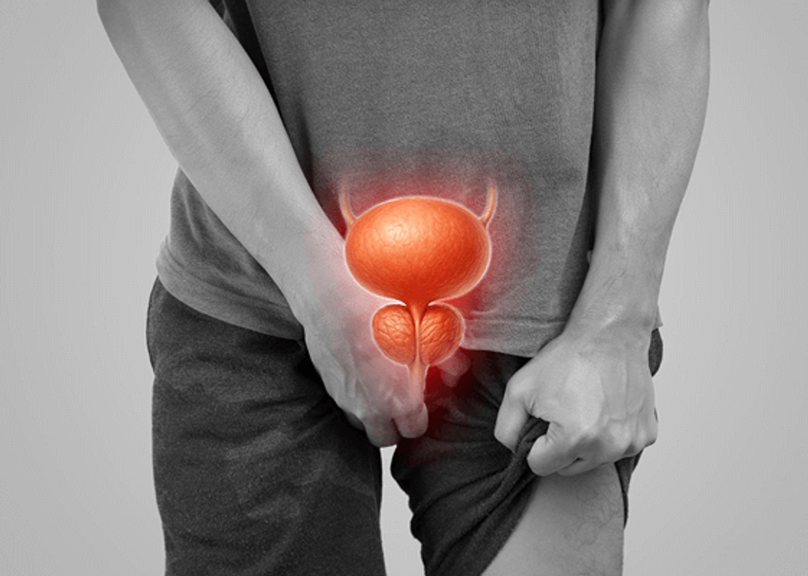 Férfi fájdalmában az ágyékát és a nadrágját szorítja, felette prosztata ikon