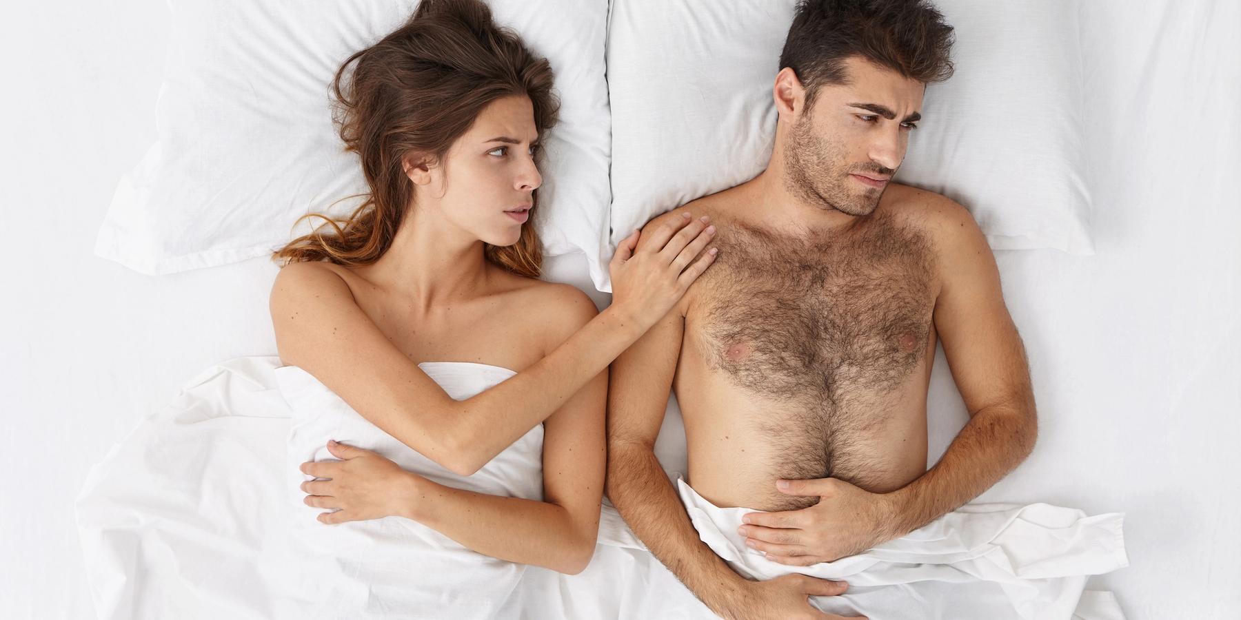 nő és férfi az ágyban, felülnézet