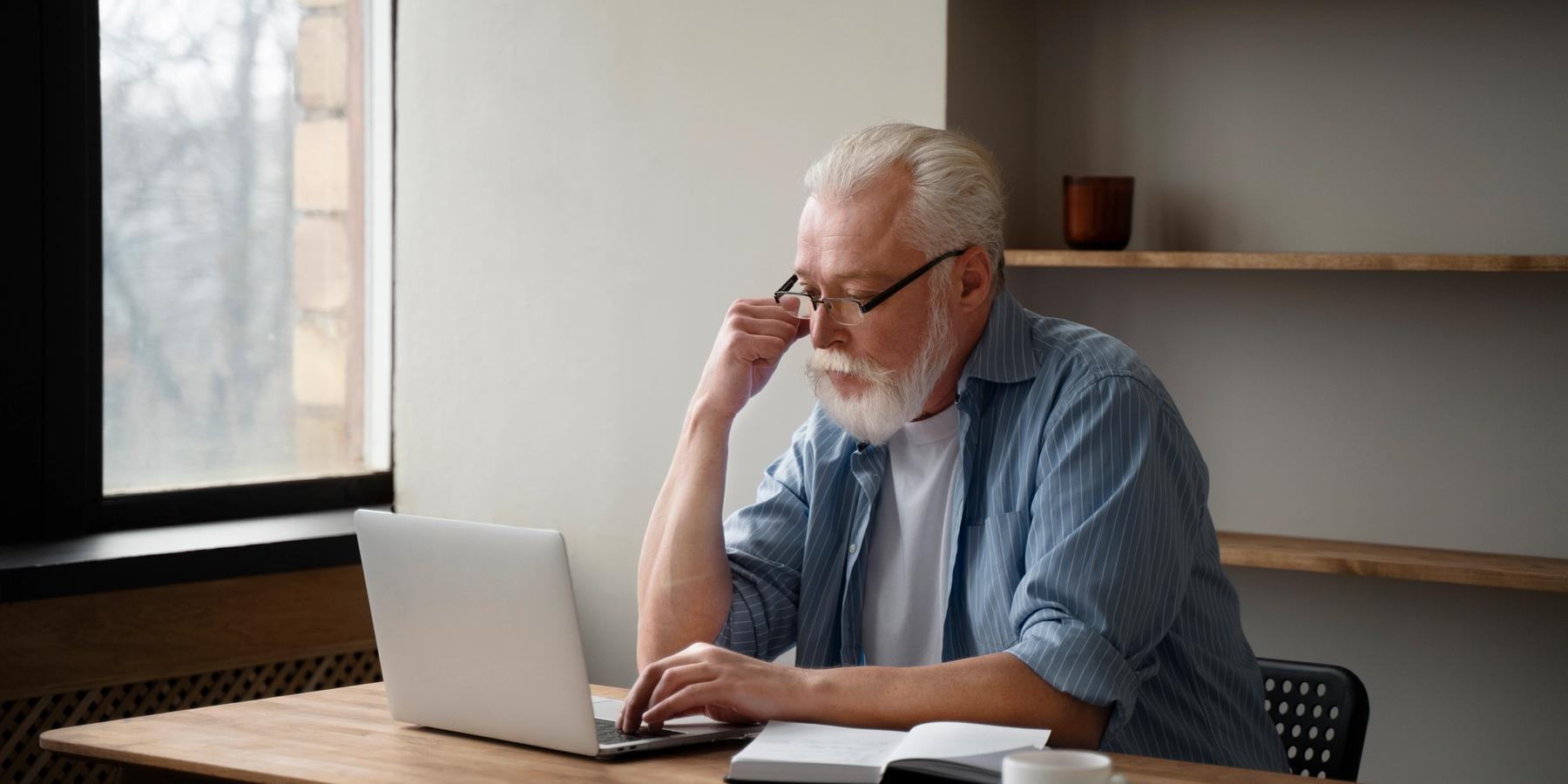 Idős férfi számítógép használatot tanul