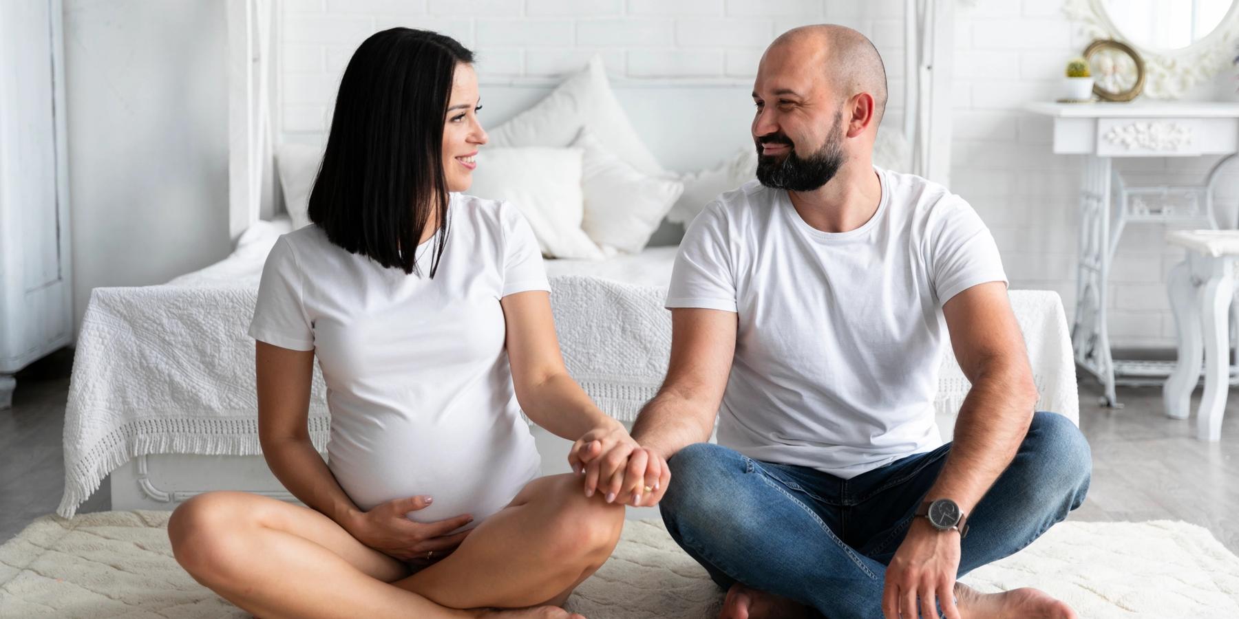 boldog pár kézenfogva