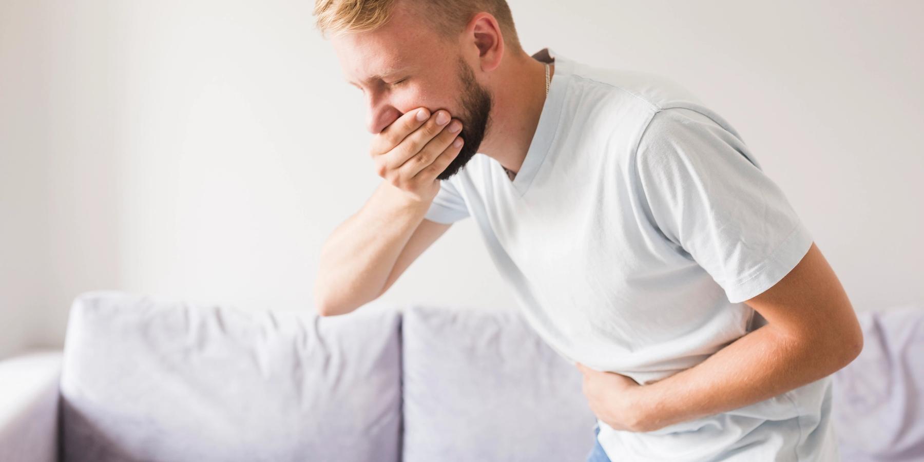 Hányástól szenvedő és száját bezáró férfi