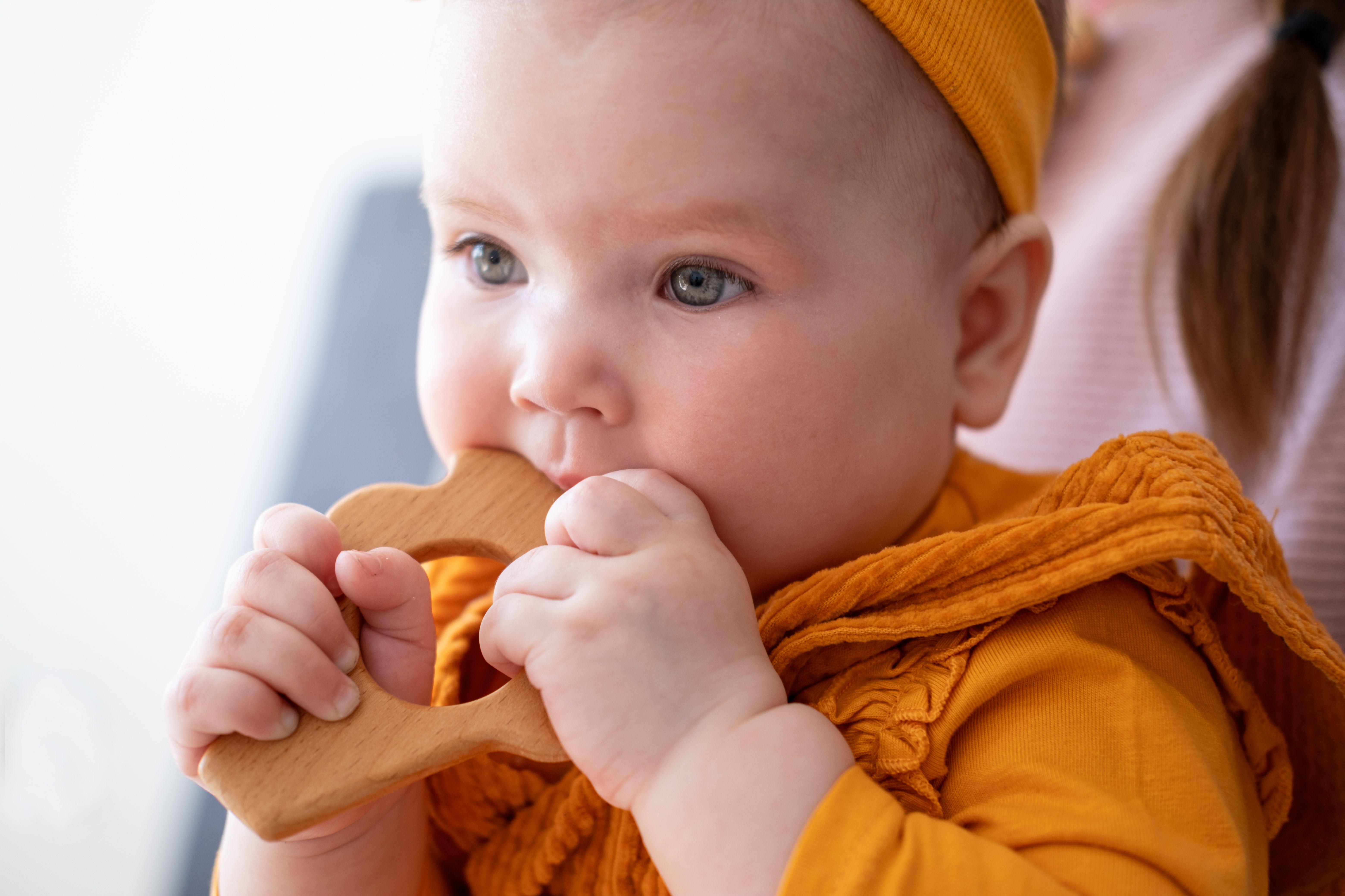 Aranyos  kislány rágja a fogzási játékot