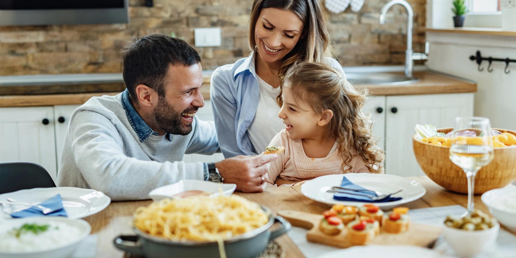 A család együtt vacsorázik