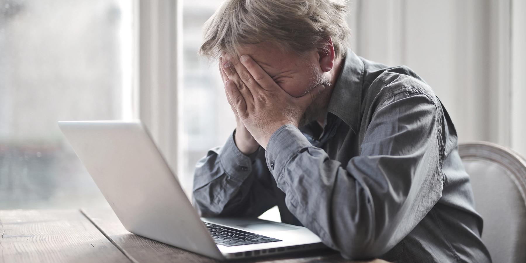 stresszelő férfi a számítógép előtt