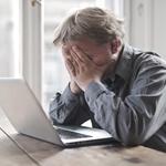 stresszelő férfi a számítógép előtt