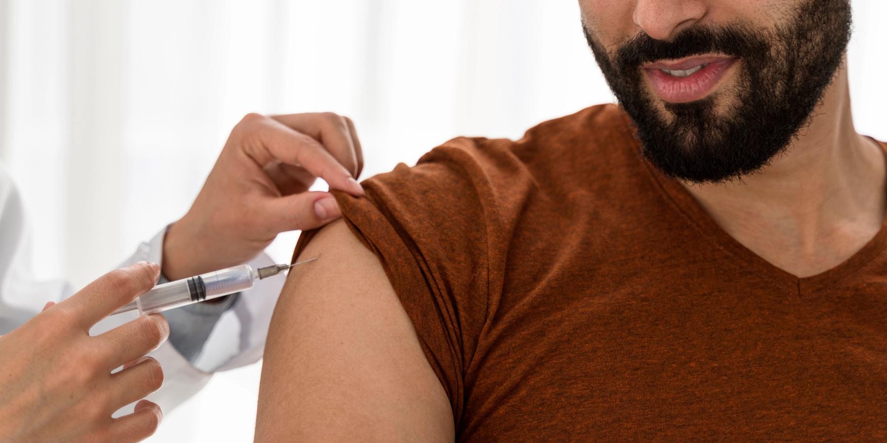 Orvos beolt egy szakállas férfit.