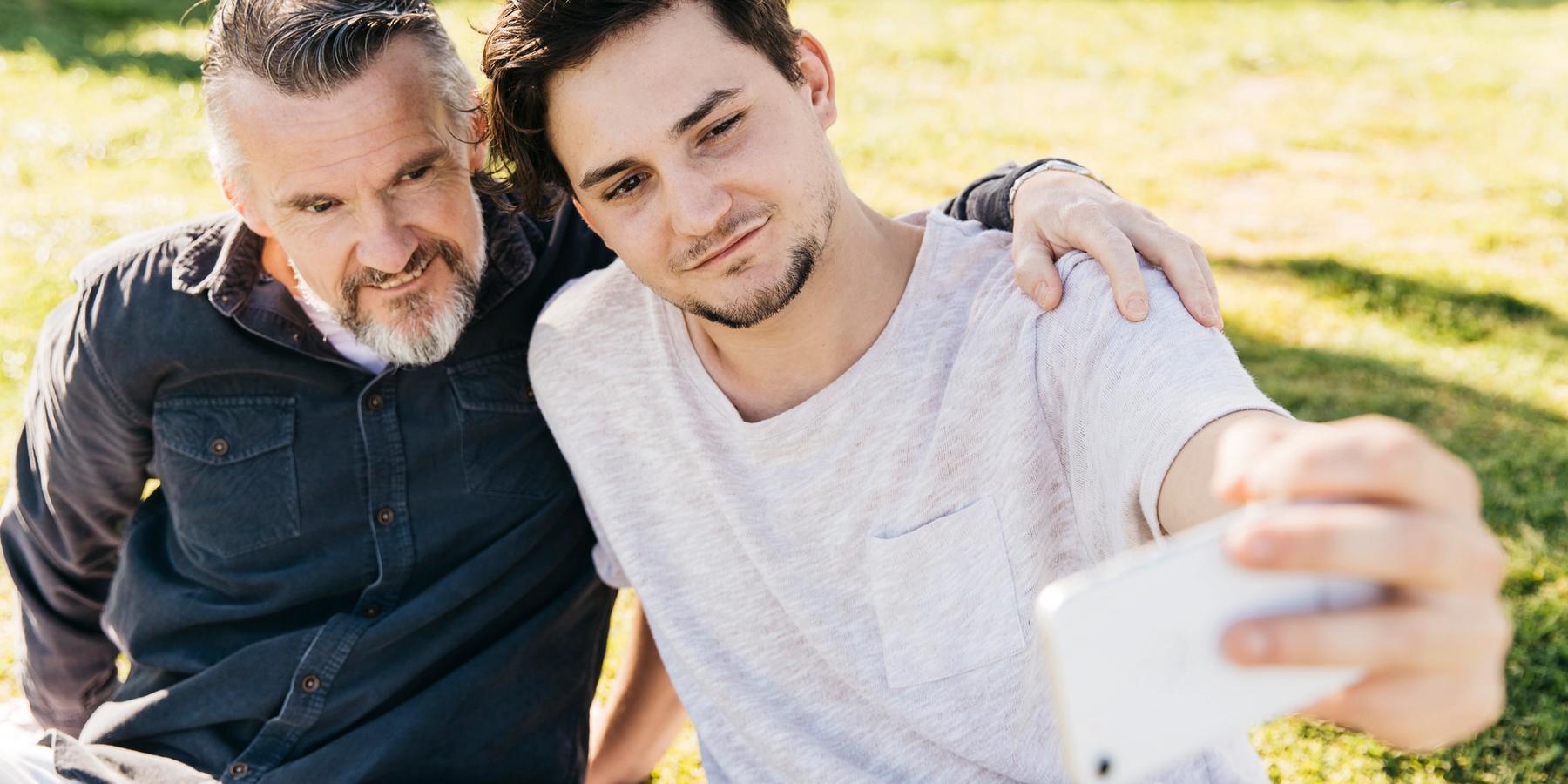 apa és fia szelfit készít