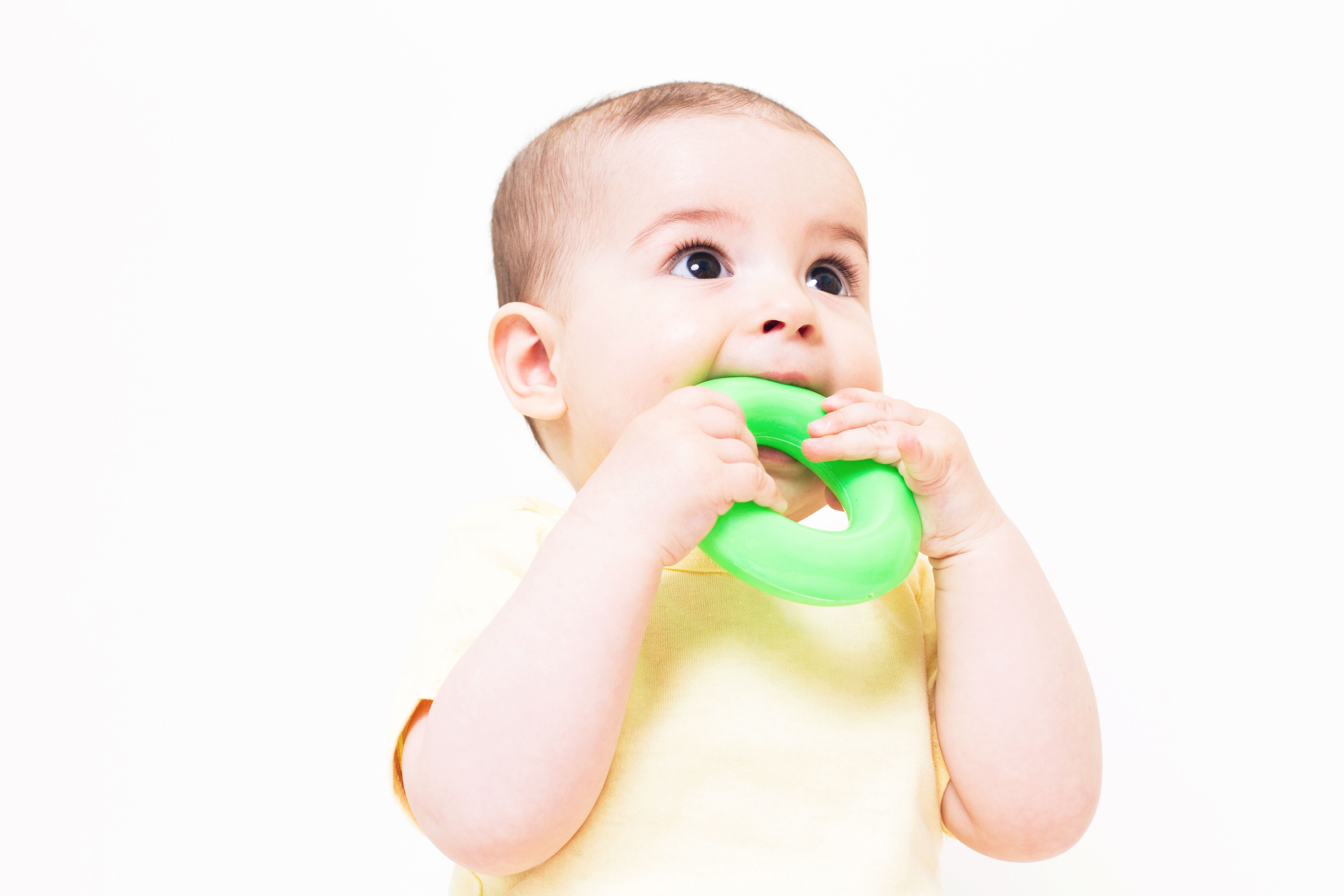 baba játszik színes játékkal