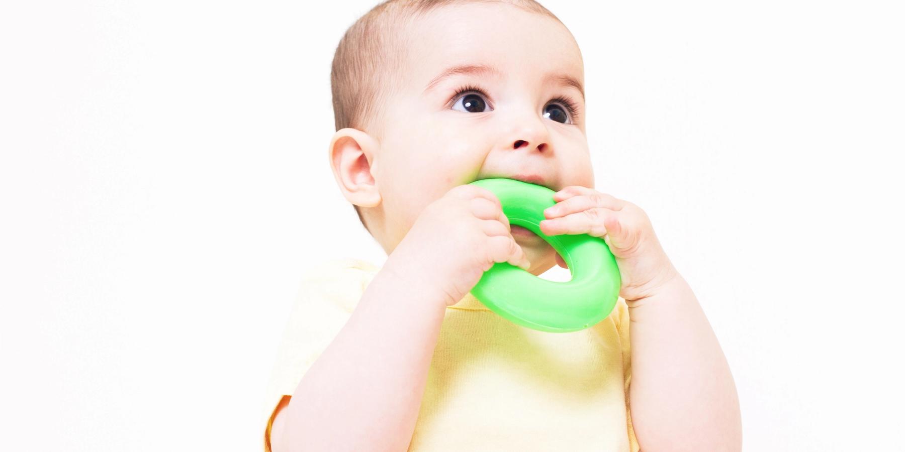 baba játszik színes játékkal