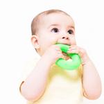 baba játszik színes játékkal