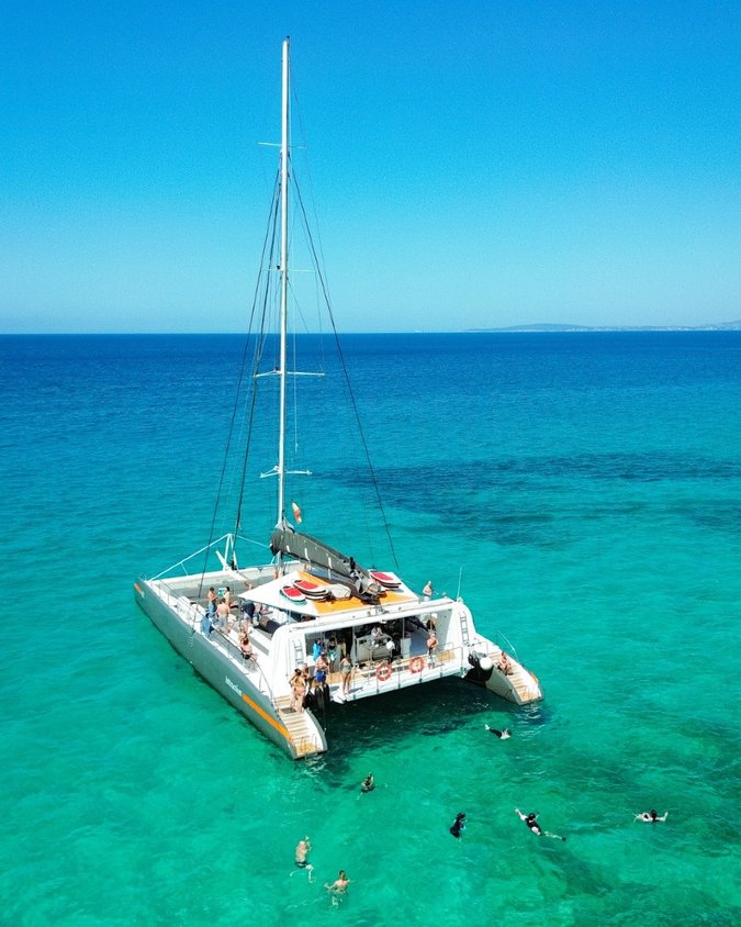 Incentive trip Mallorca private catamaran for big group