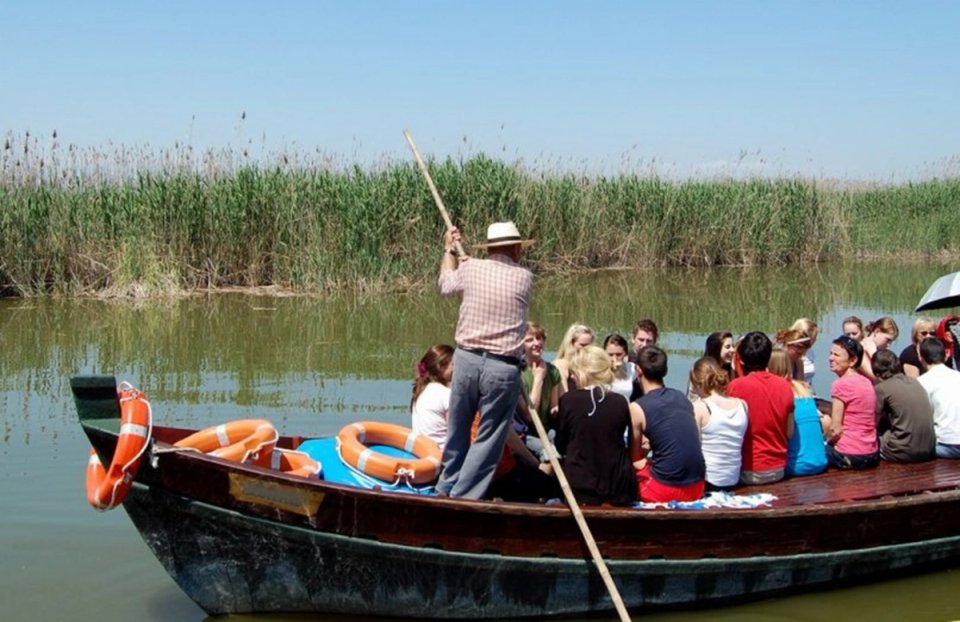valencia personeelsreis teambuilding activiteit met boot door albufera