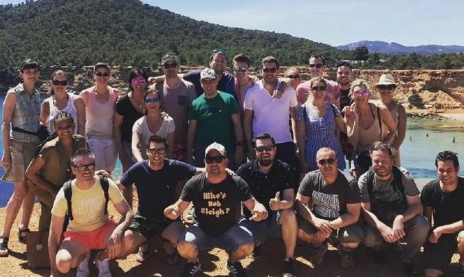 mallorca teambuilding groepsfoto aan strand