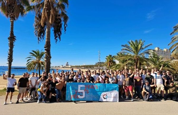 barcelona bedrijfsuitje groepsfoto aan strand barceloneta