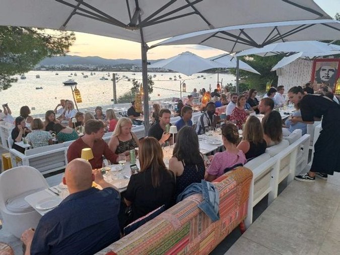 incentive reis Ibiza groepsdiner op terras in Talamanca