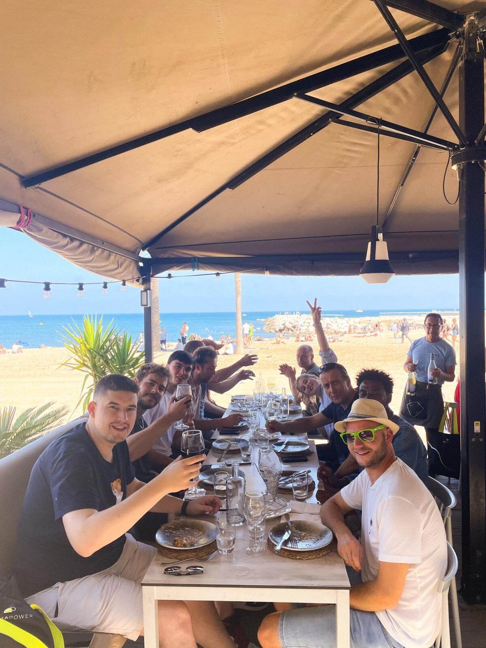 Bedrijfsuitje Barcelona Extrapower lunch aan het strand