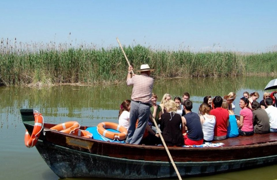 valencia incentive travel teambuilding activity boat trip albufera