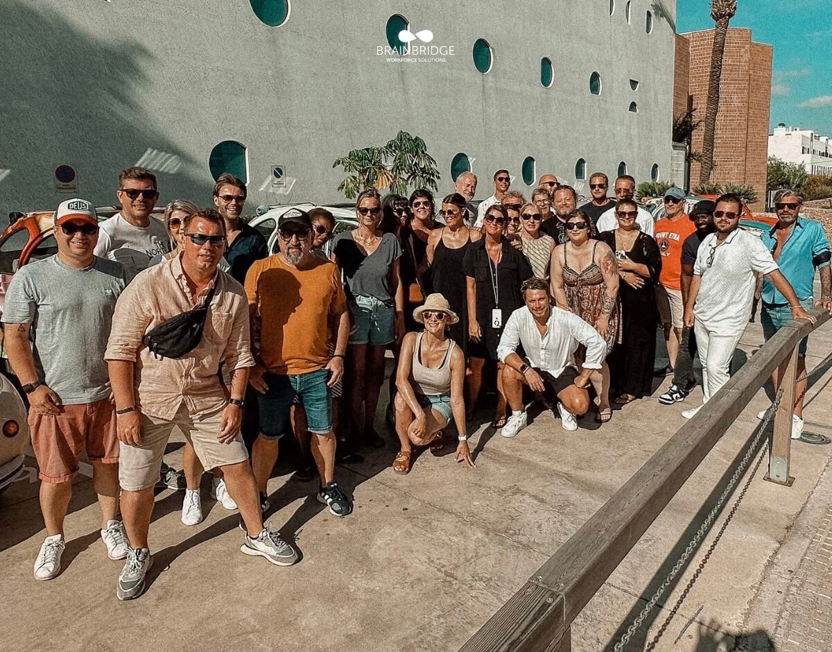 Ibiza teambuilding picture of the whole group in front of hotel Ocean Drive Talamanca