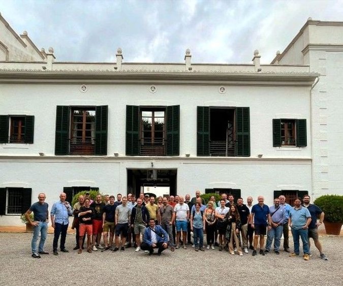 valencia incentive reis groepfoto aan bodega wijntasting en lunch