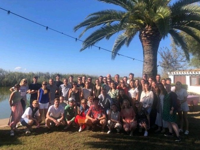 valencia teambuilding trip paella workshop in albufera group picture