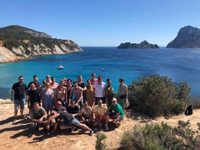 ibiza incentive trip hike met groep langs kliffen