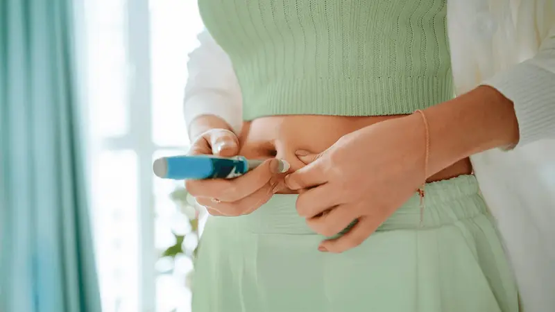 Woman giving herself an injection - How to Qualify for GLP-1