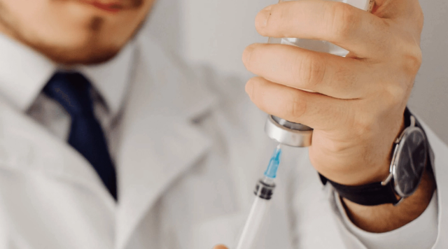 Doctor filling syringe - Liraglutide vs Semaglutide