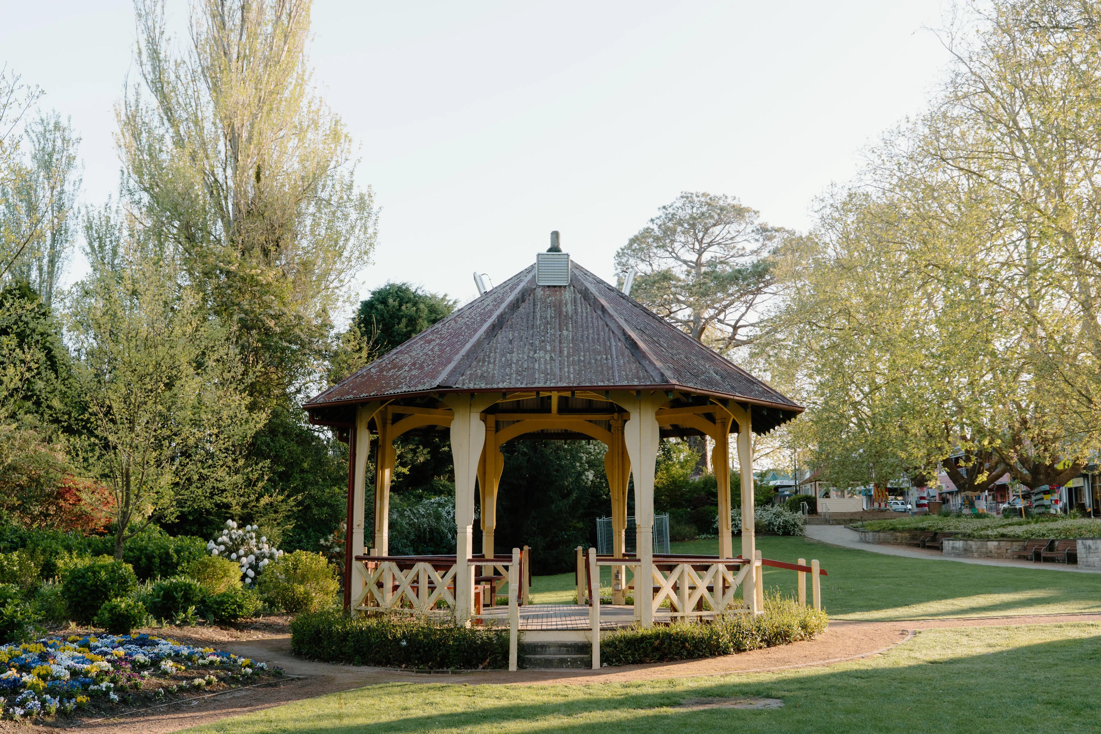 Leighton Gardens in the heart of Spring. The rotunda sitting in the centre surrounded by flowers in bloom