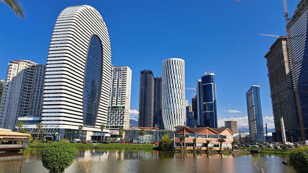 Panorama Batumija sa pogledom na Crno more i moderne nebodere
