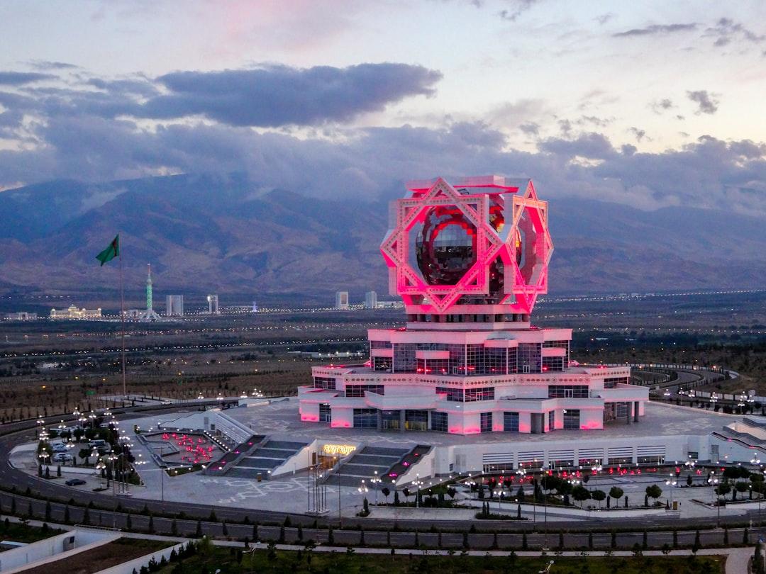 Panorama Ašgabata sa zlatnom kupolom i modernom arhitekturom