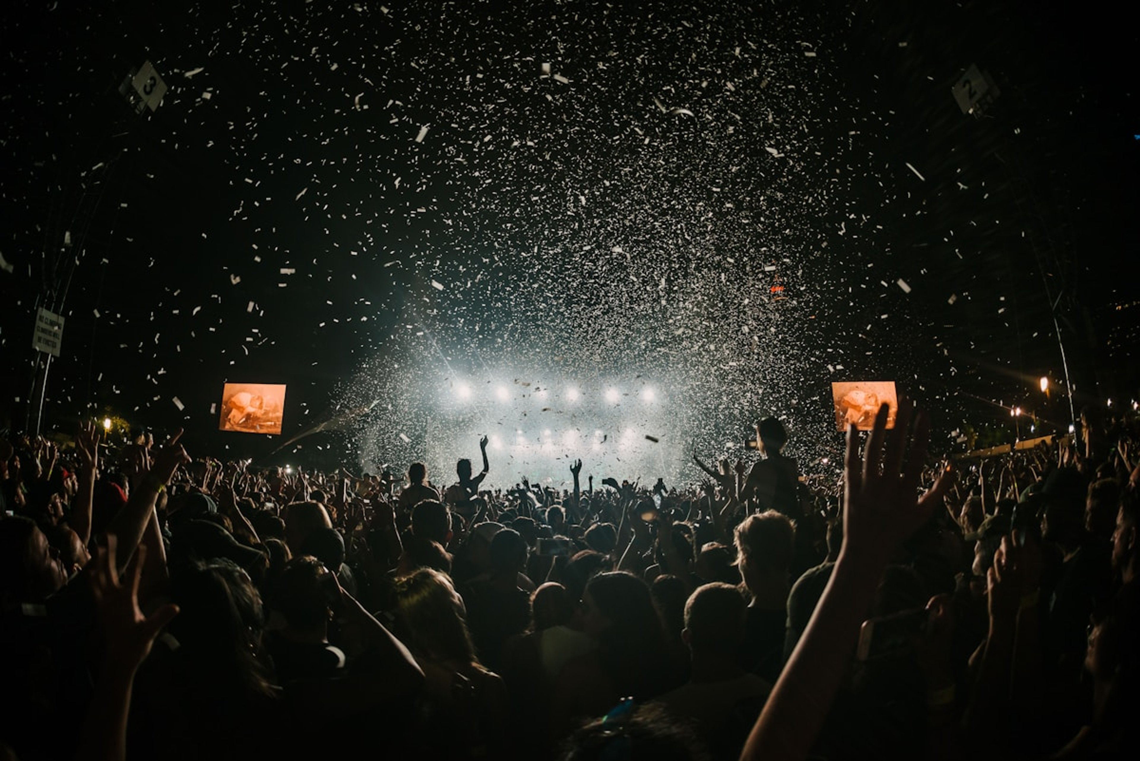 Publika na koncertu tokom muzičkog festivala