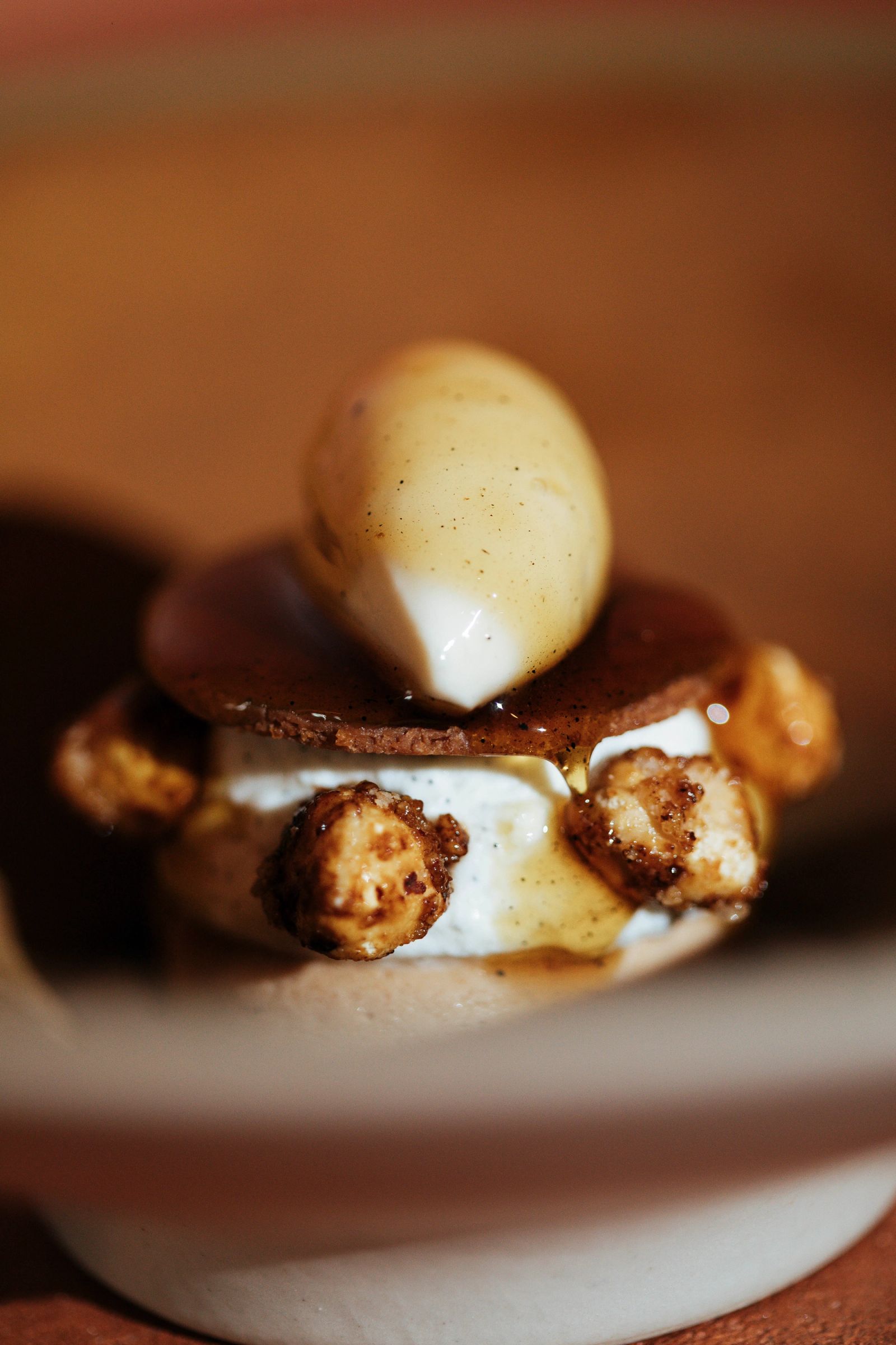 Een dessert met een bolletje ijs op een bord