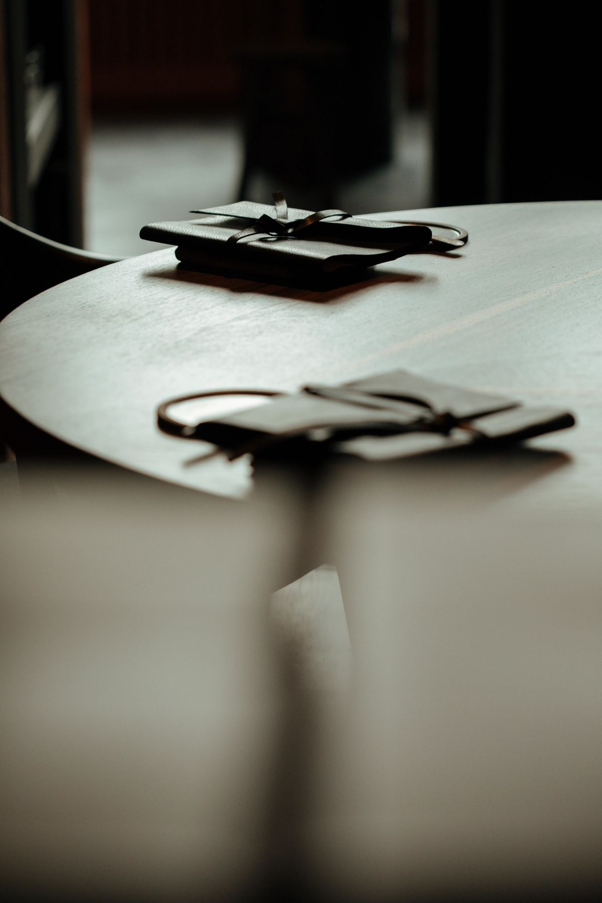 Een ronde tafel gedekt met servetten en bestek