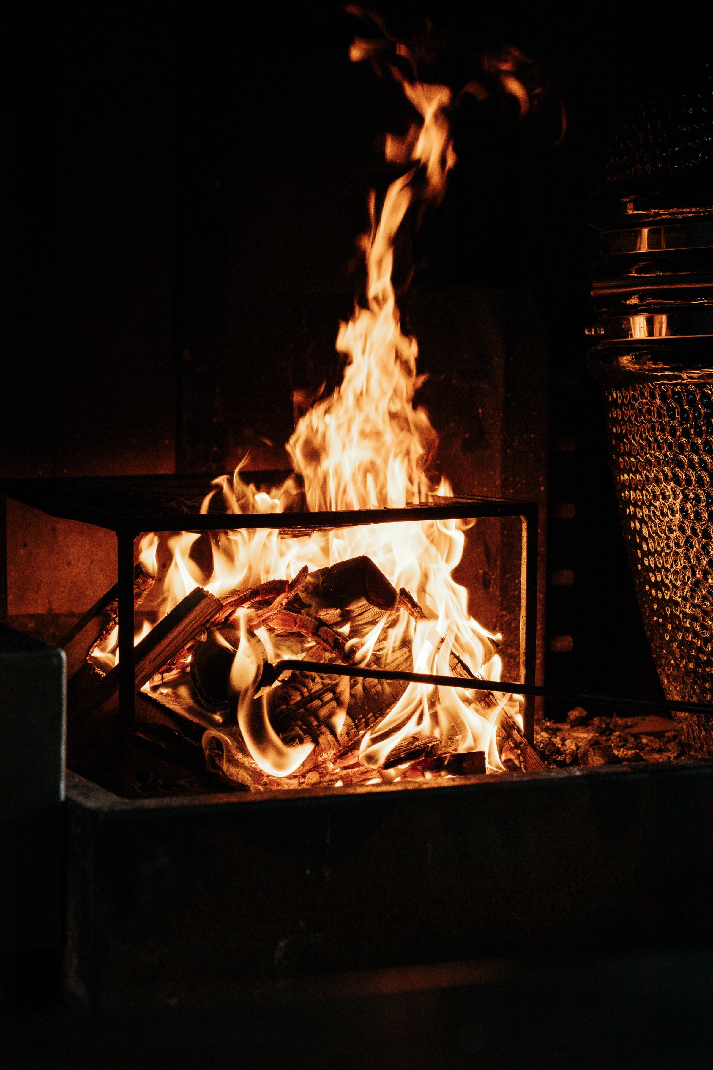 Open vuur in een grillmand