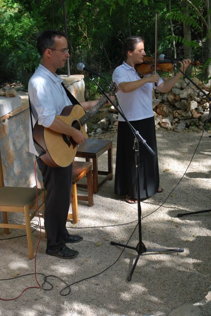 Melinda Dumitrescu en Roland Patzleiner, twee muzikanten van de Figli del Divino Amore