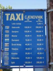 De officiële taxitarieven hangen op diverse plaatsen uit