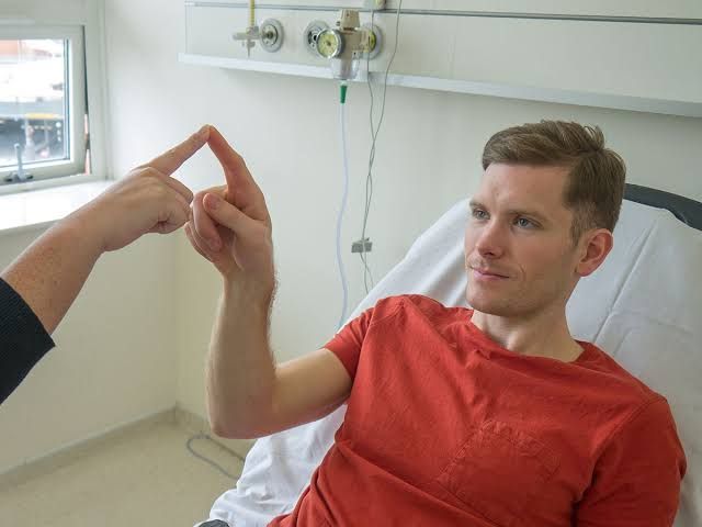 Klinik ortamda parmak-burun testi uygulanarak hastanın üst ekstremite koordinasyonunun değerlendirilmesi.