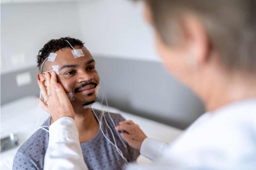 Elektronistagmografi (ENG) testi sırasında elektrotlar yerleştirilmiş bir hastanın odyolog tarafından değerlendirilmesi.