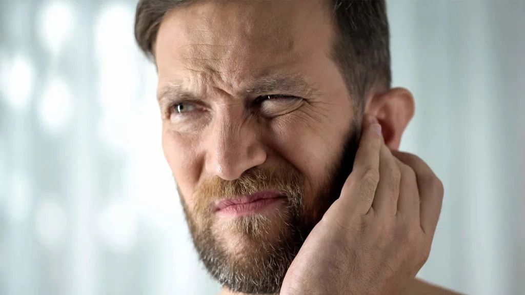 Kulak kaşıntısı nedir, kulak kaşıntısı belirtileri yaşayan erkek