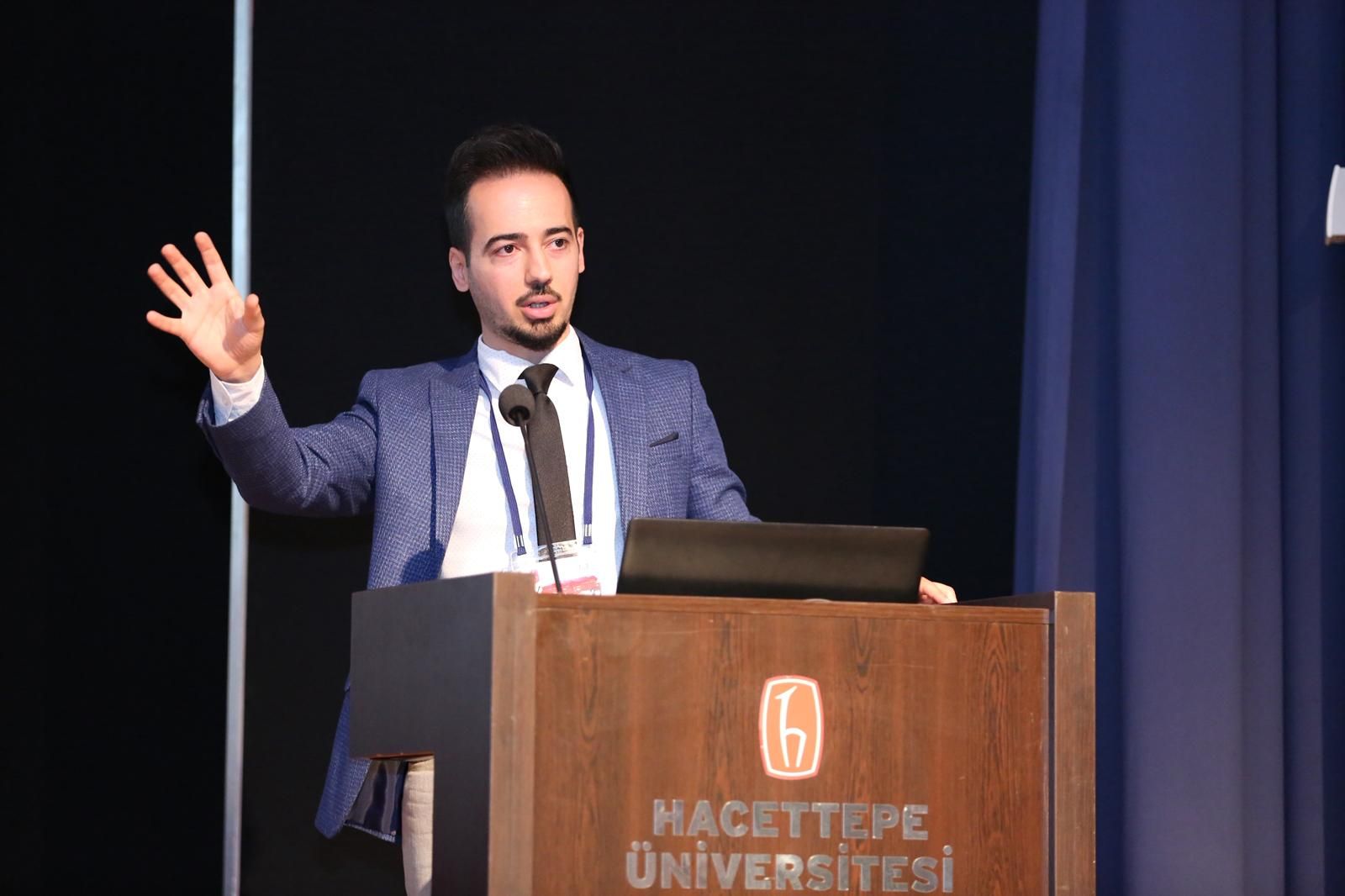 Dr. Eser Sendesen’in Hacettepe Üniversitesi'nde tinnitus (kulak çınlaması) üzerine yaptığı sunumdan bir kare – Odyone için gerçekleştirilen röportajda kullanılan görsel