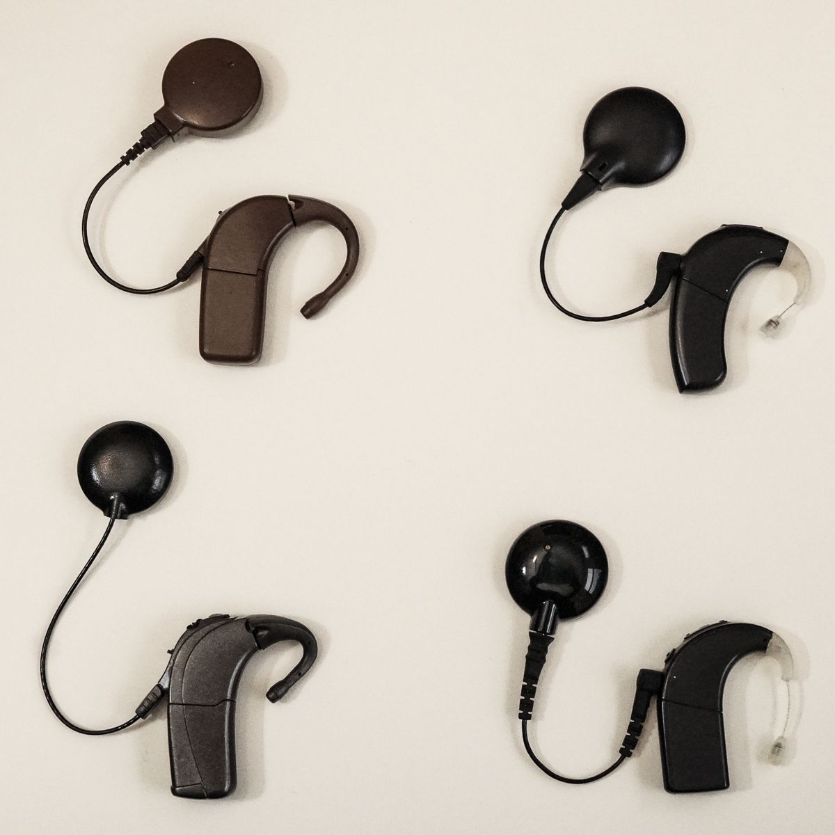 Farklı jenerasyonlara ait koklear implant dış ses işlemcileri ve manyetik bobin sistemi