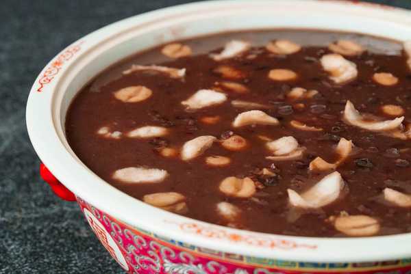 sweet-red-bean-soup-made-with-lau