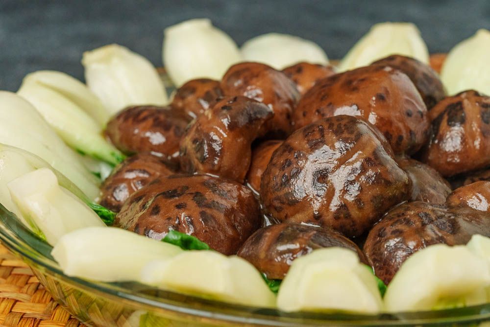 Braised Chinese Mushrooms With Bok Choy (白菜燜冬菇) | Made With Lau