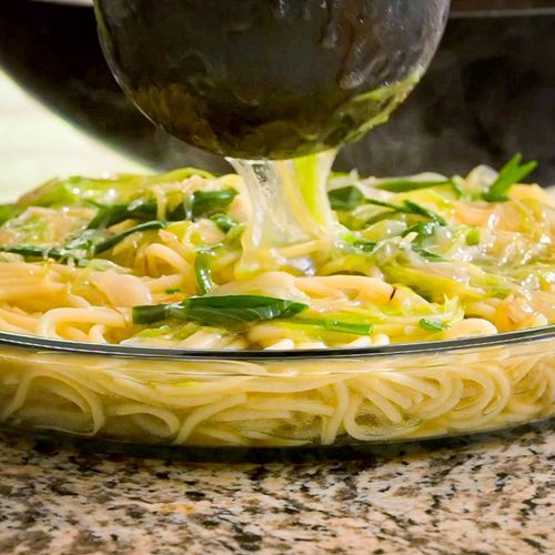 Ginger Scallion Spaghetti (่่ฅๆ้บต)