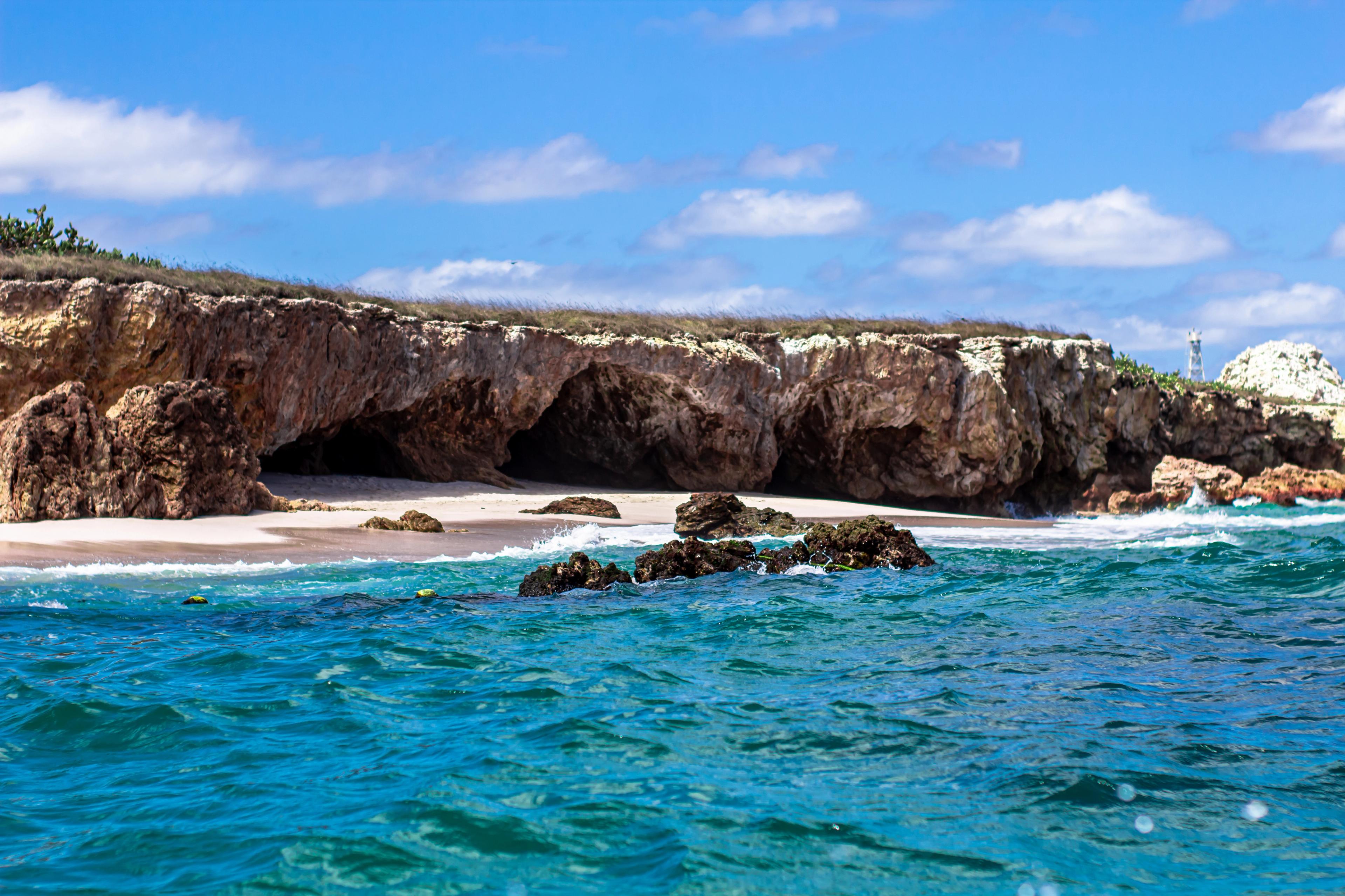 Embarcación turística rodeada de aguas turquesas cerca de las Islas Marietas