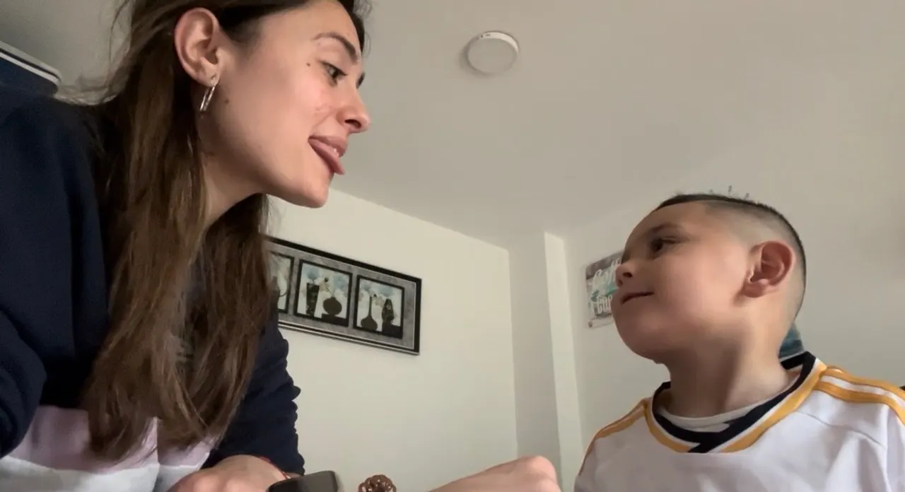 Una profesional y un niño, frente a frente, practicando la articulación de sonidos