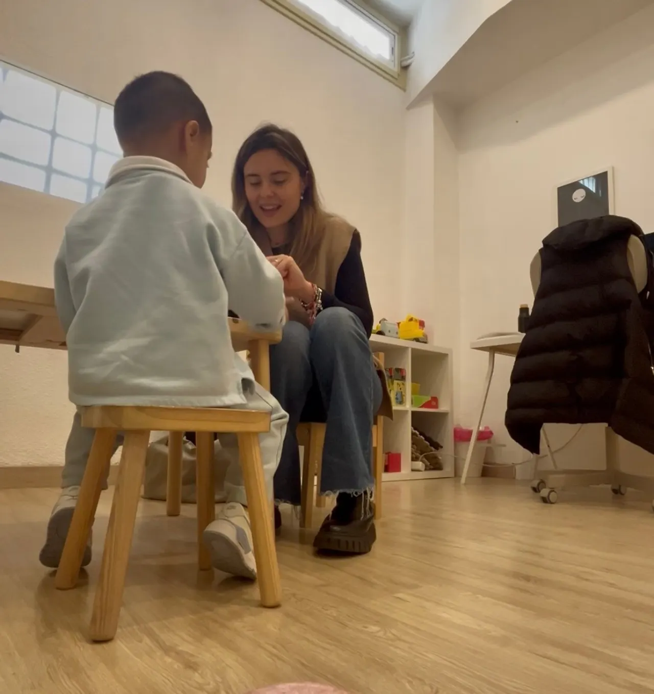 Niño sentado frente a la logopeda durante una sesión en consulta