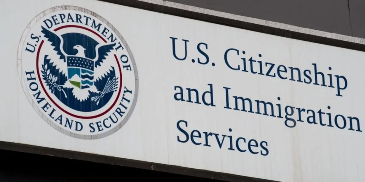 USCIS-ийн шинэ дүрэм: Хүсэлт гаргагчидын баримт бичигийг боловсруулахад, зөвхөн агентлагийн ажилтнуудын авсан гэрэл зургийг ашиглахаар боллоо